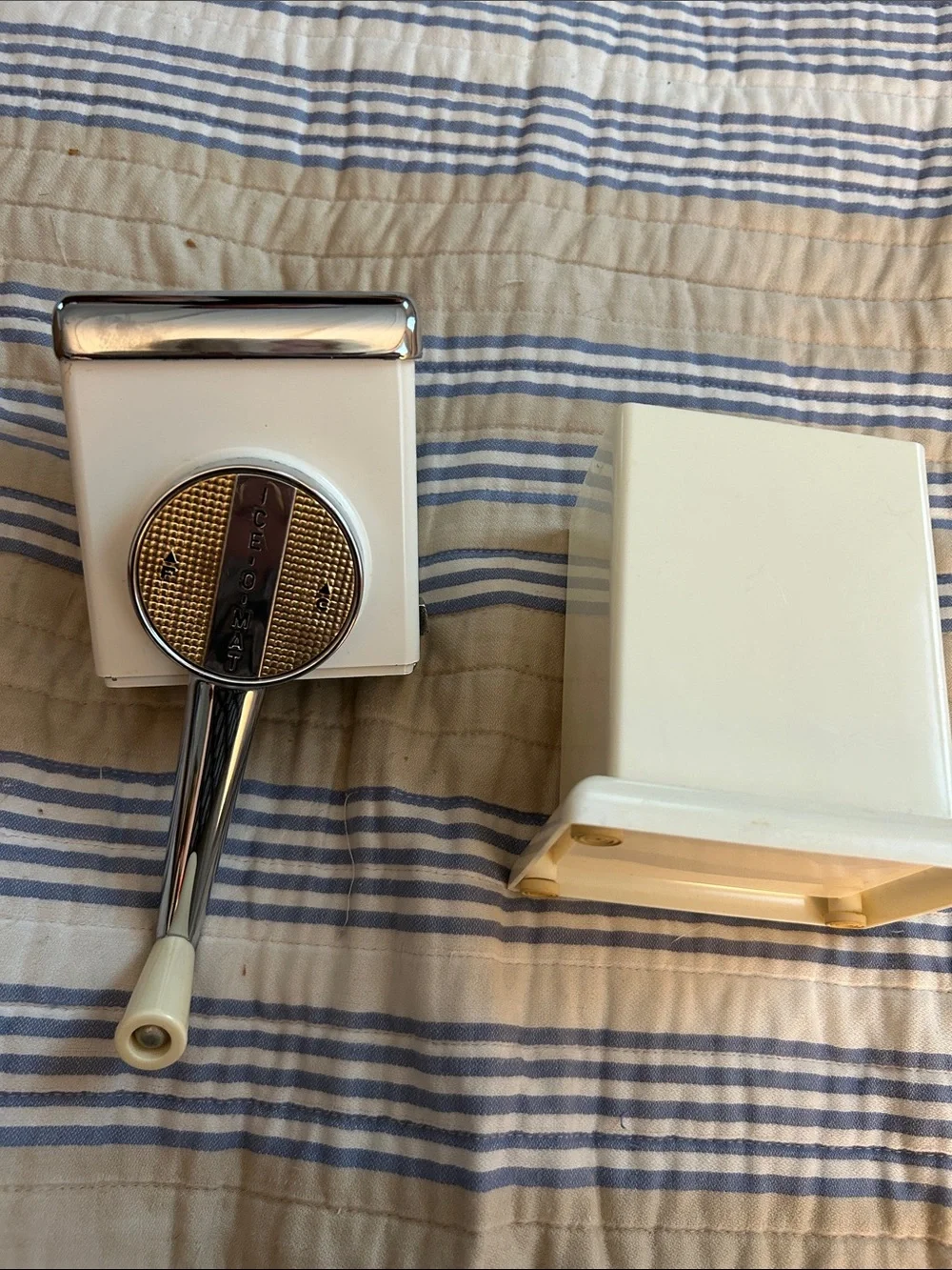 ICE-O-MAT Vintage Ice Crusher in White, in original box,EUC